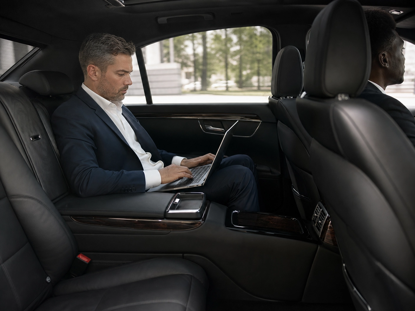 Homme d'affaires travaillant dans une voiture VTC de luxe, déplacement professionnel confortable